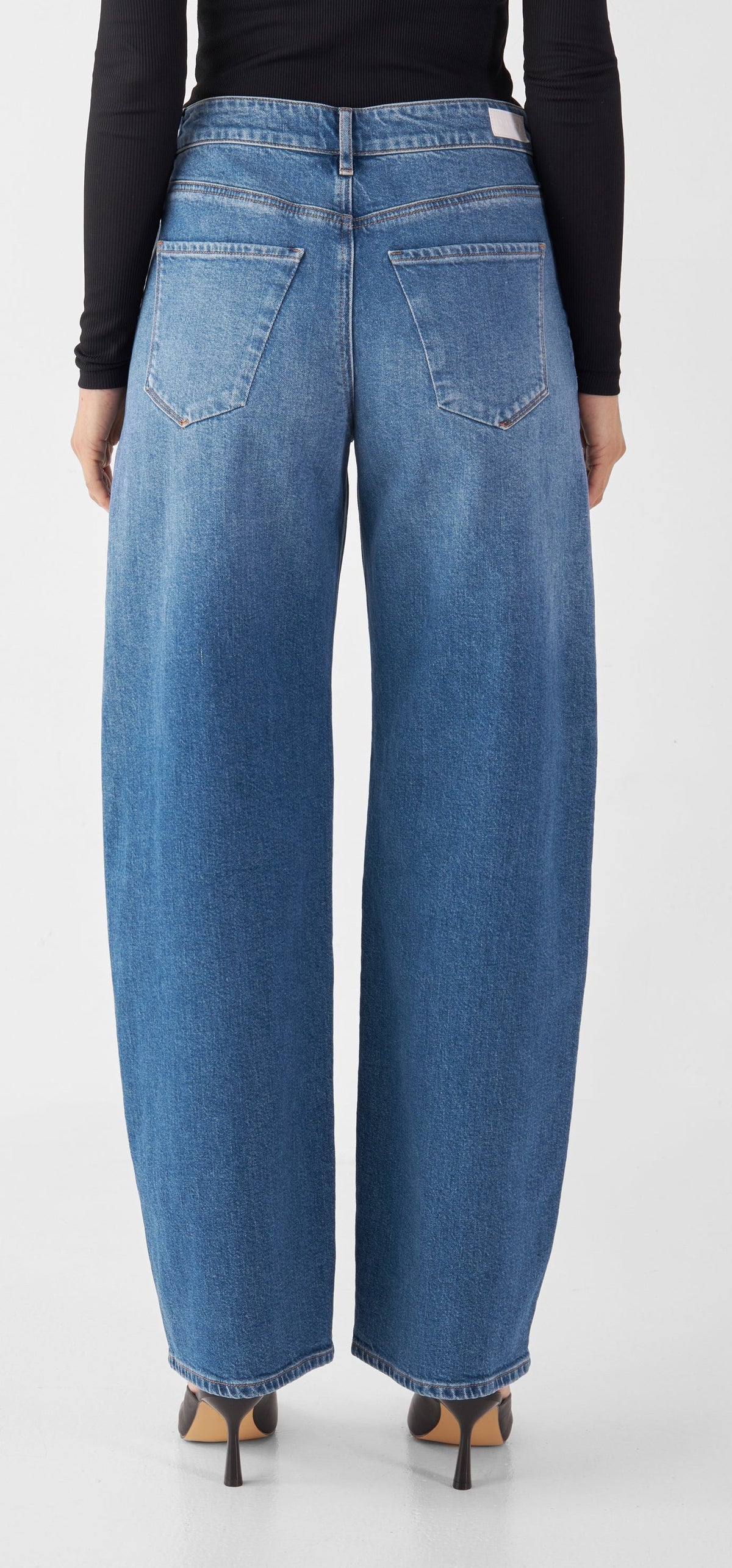 ASH Barrel Leg Soft Denim - O-Shape Jeans, Mittelblau "Medium Blue"