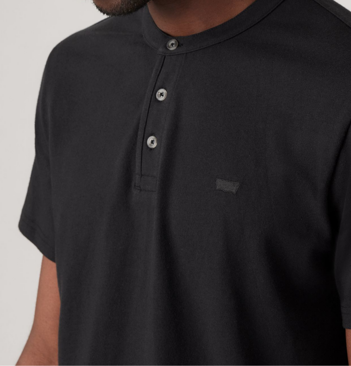 Levi&#39;s® Henley T-Shirt, Schwarz